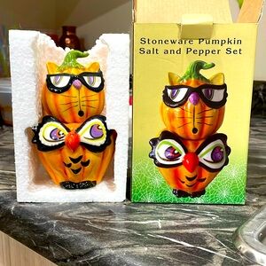 STONEWARE PUMPKIN 🎃 SALT & PEPPER SHAKERS